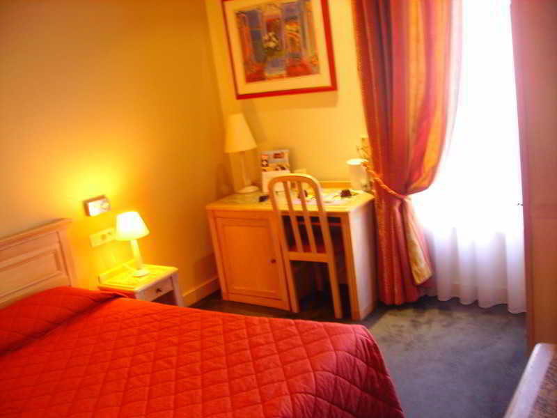 Brit Hotel Aux Sacres Reims, Centre Historique Exterior foto