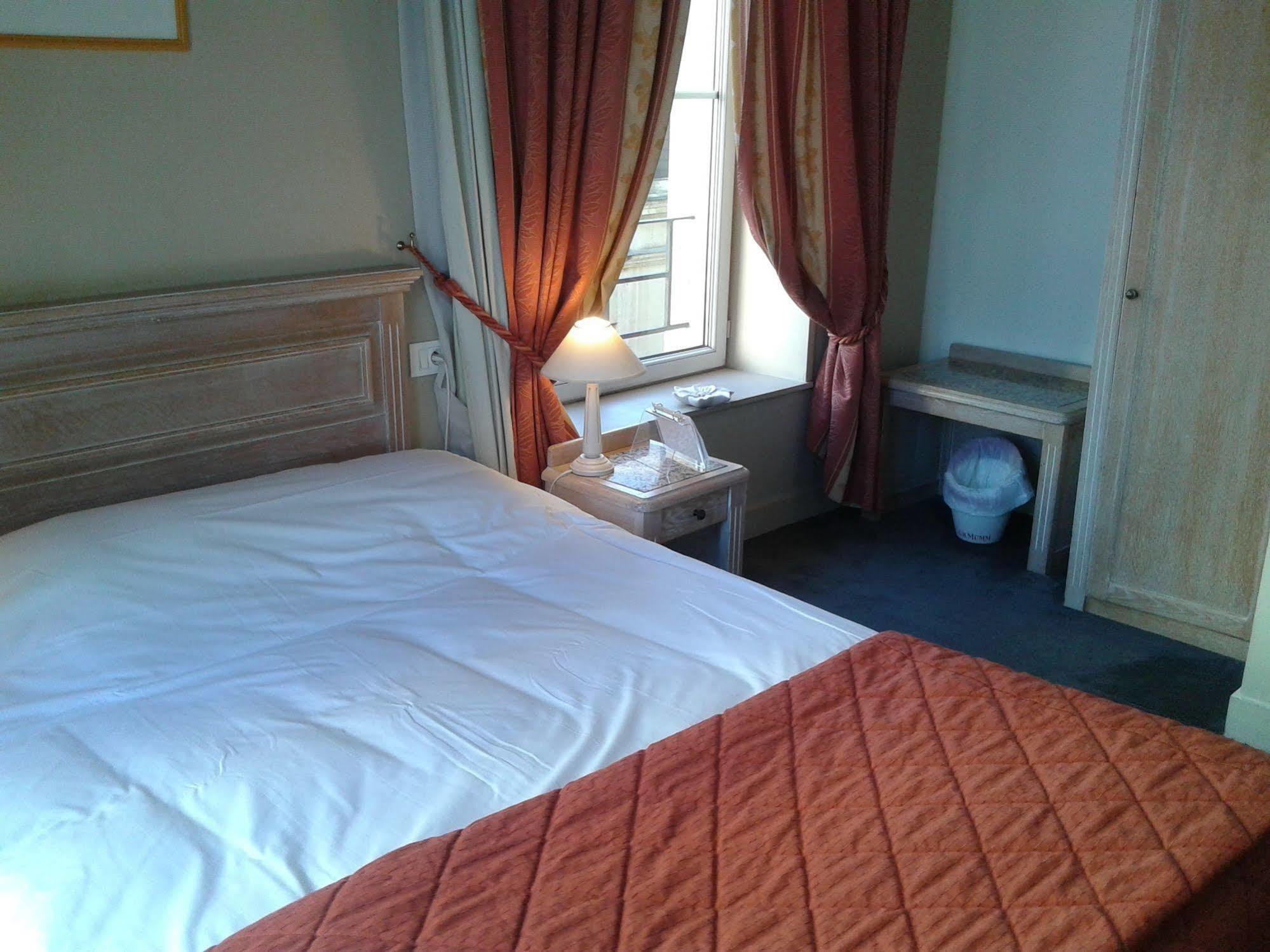 Brit Hotel Aux Sacres Reims, Centre Historique Exterior foto