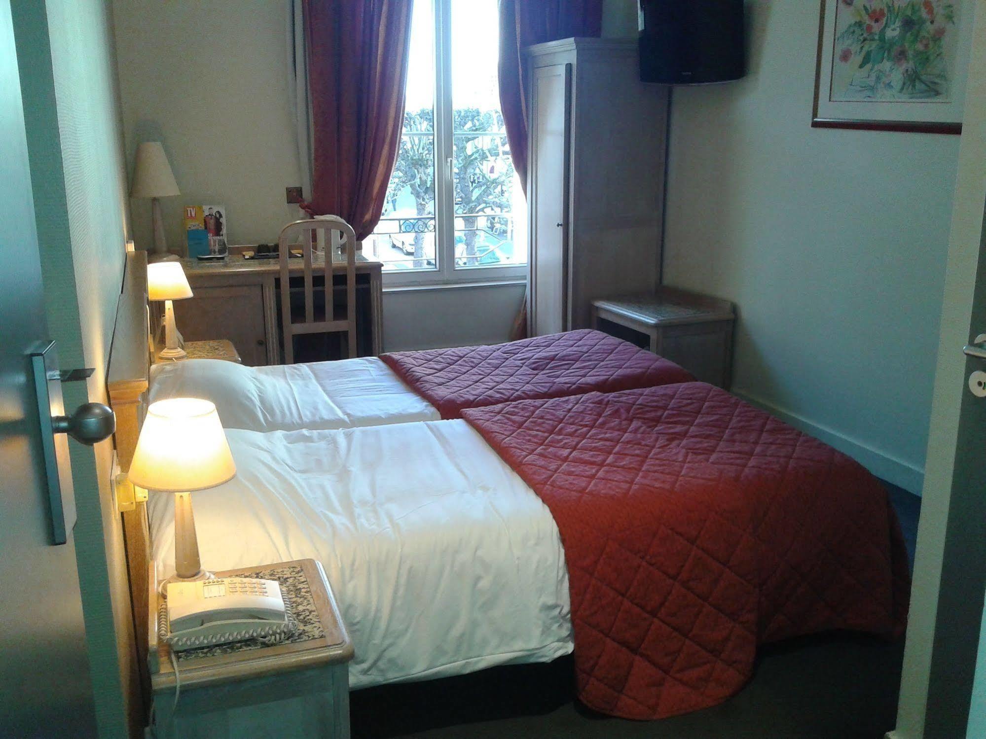 Brit Hotel Aux Sacres Reims, Centre Historique Exterior foto