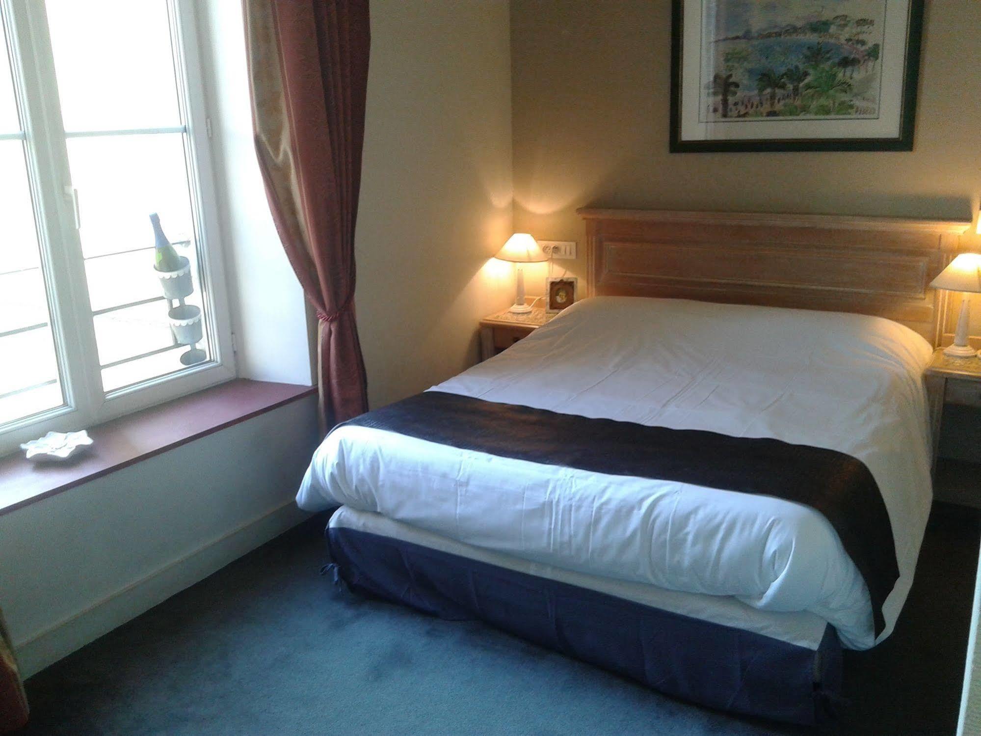 Brit Hotel Aux Sacres Reims, Centre Historique Exterior foto