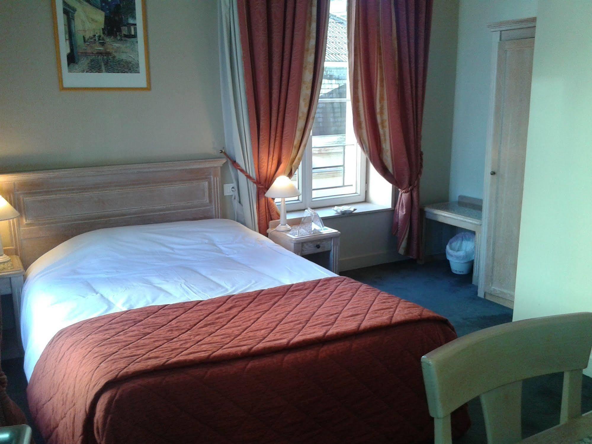 Brit Hotel Aux Sacres Reims, Centre Historique Exterior foto