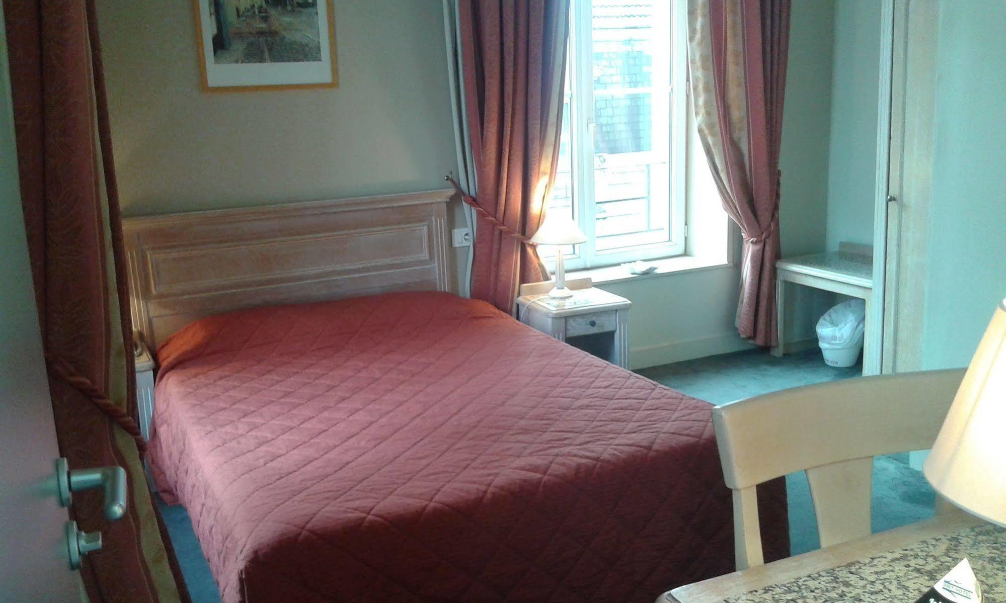 Brit Hotel Aux Sacres Reims, Centre Historique Exterior foto